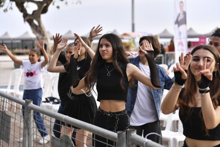 Mersin'de gençler doya doya bayram yaşıyor