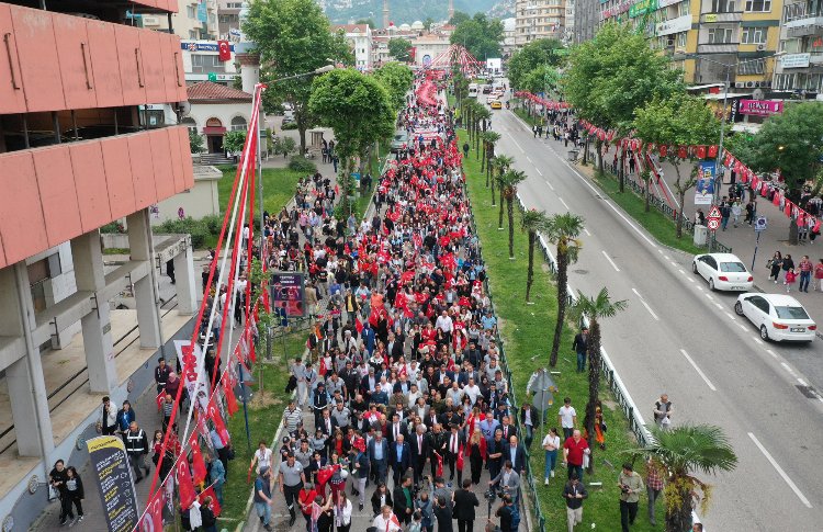 Osmangazi'de caddelere sımayan kutlama