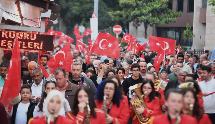 Osmangazi'de caddelere sımayan kutlama