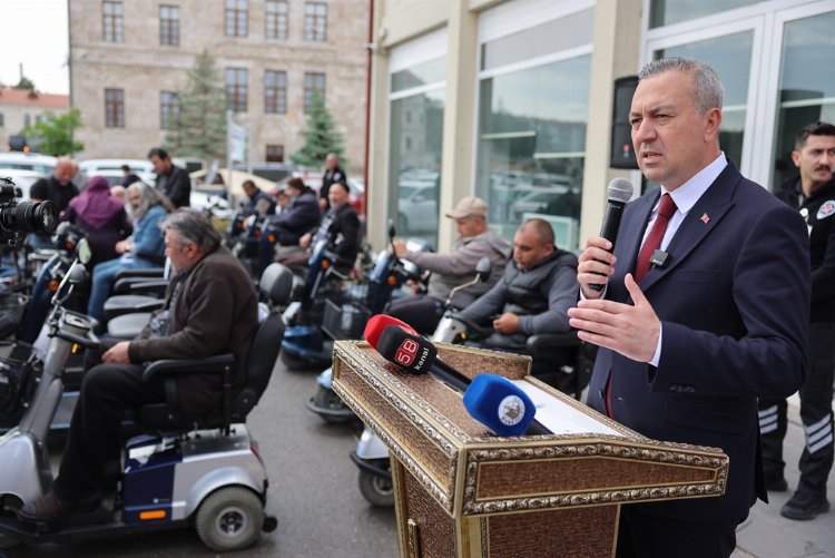 Sivas'ta engelli vatandaşlar akülü araçlarına kavuştu