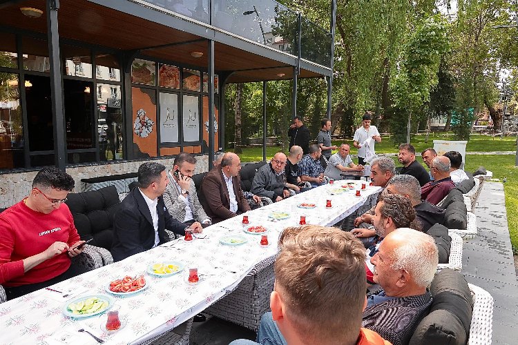 Başkan Arı İstiklal Caddesi’nde esnaflarla bir araya geldi