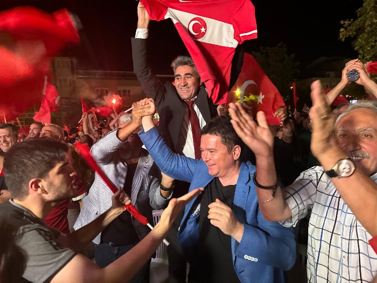 Başkan Aydın, milli maç coşkusunu vatandaşlarla yaşadı