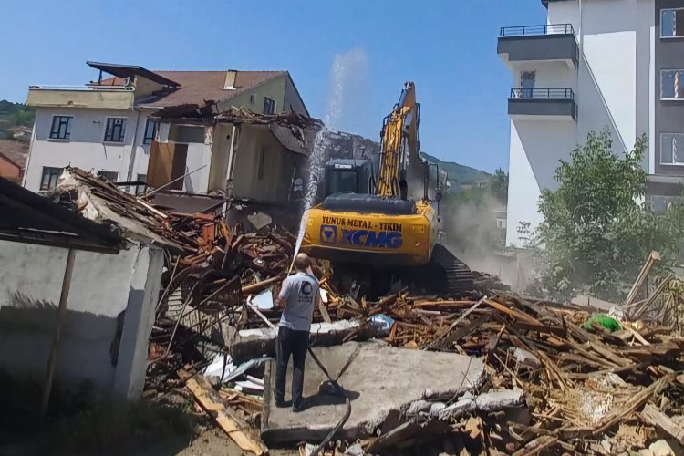 Gölcük'te metruk binaların yıkımı sürüyor