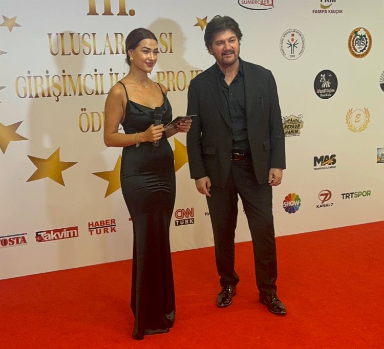 Ahmet Şafak'a 'yılın özgün sanatçısı' ödülü