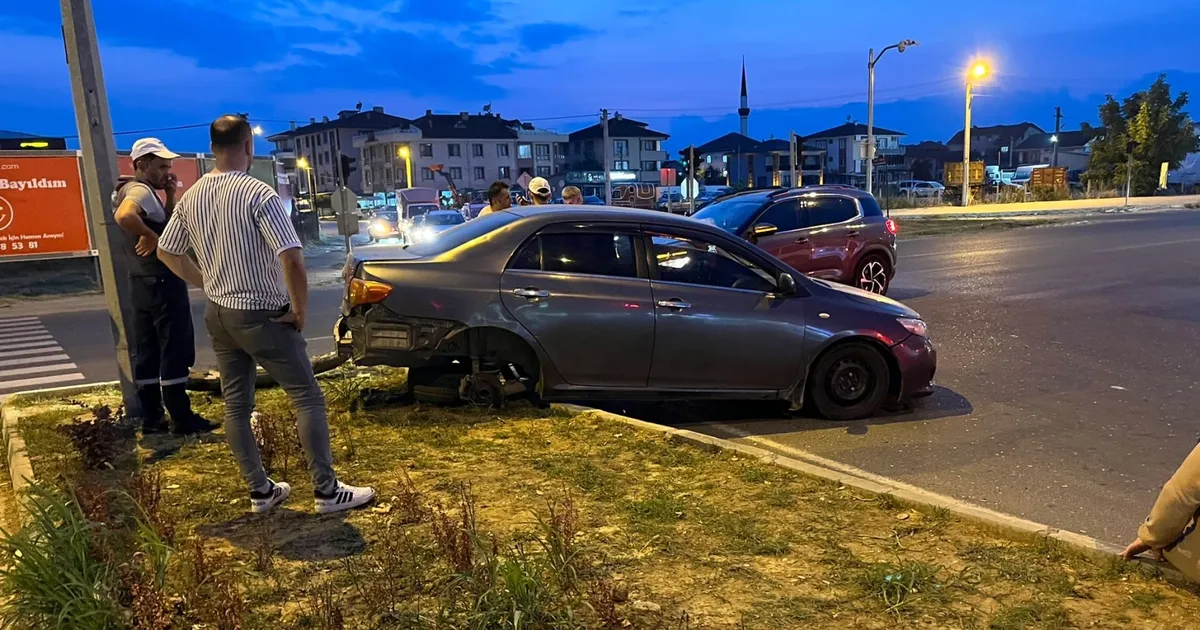 Düzce'de iki otomobil çarpıştı... Araçlar kullanılamaz hale geldi