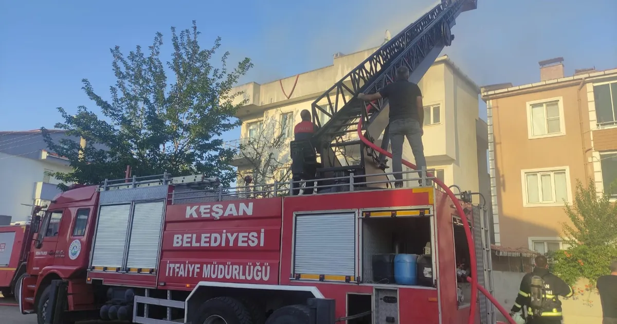 Edirne Keşan'da apartman çatısında yangın