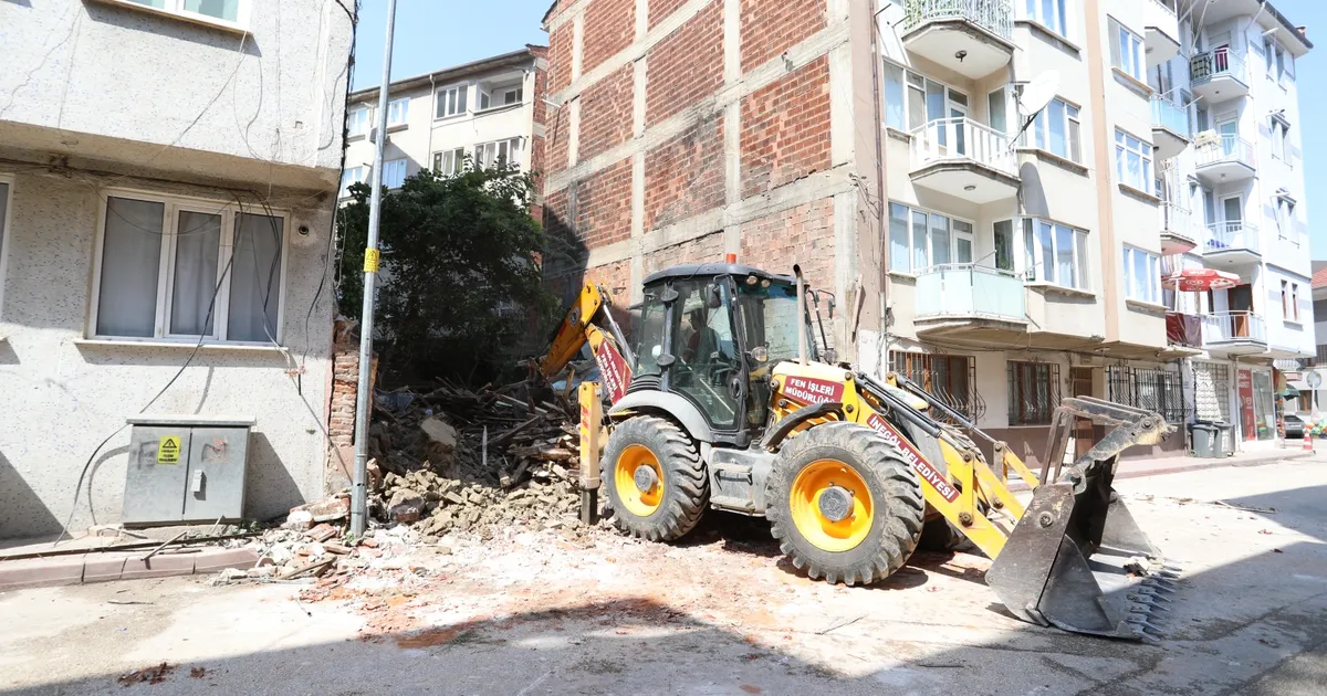 İnegöl'de metruk binalar tek tek yıkılıyor