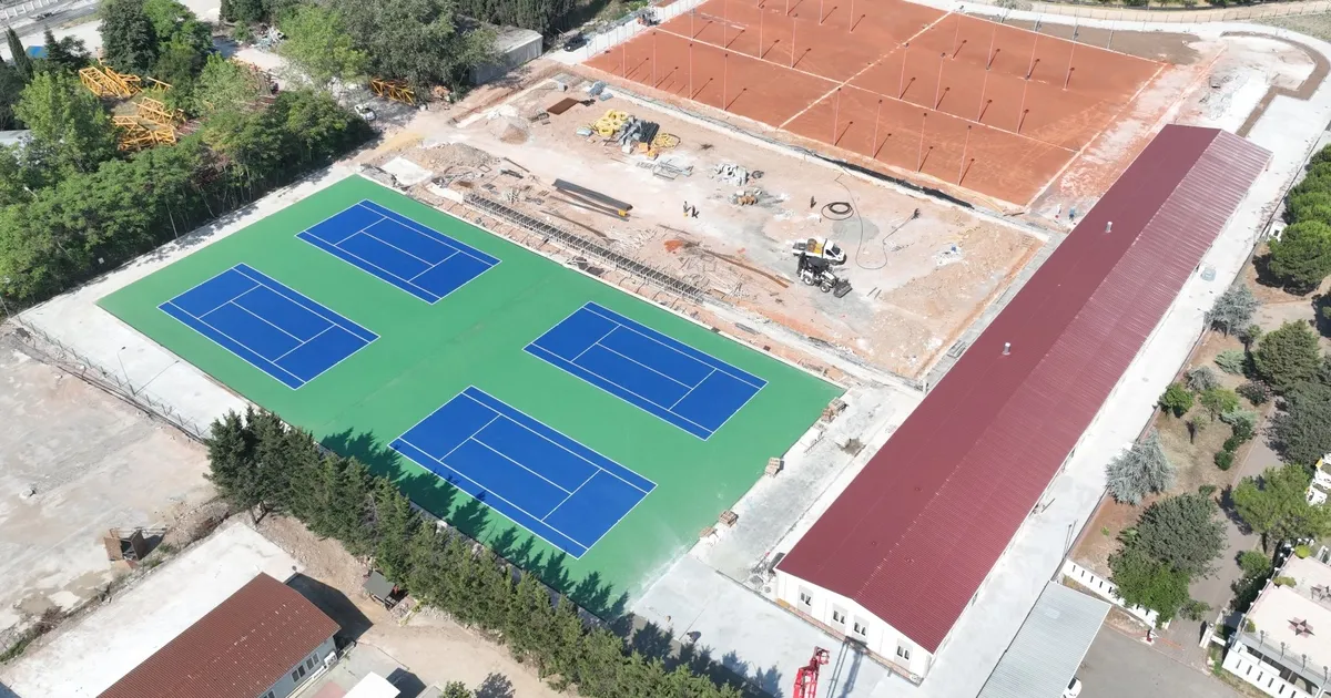 Kocaeli'de Tenis Merkezi’nde balon kortlar boyandı