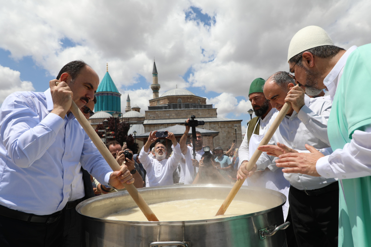 Konya'da 4 ton aşure kaynatıldı