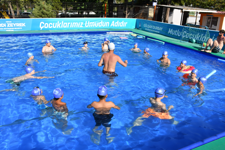 Manisa'da portatif havuzda yüzme keyfi