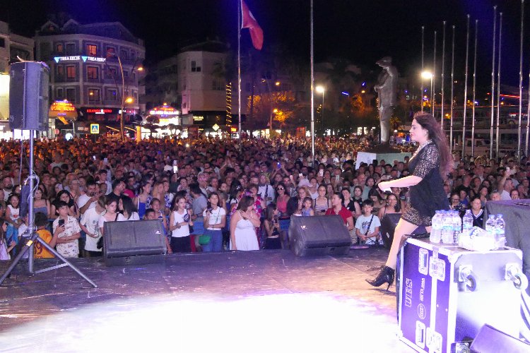 Marmaris 90'lı yılların aşk şarkılarıyla coştu