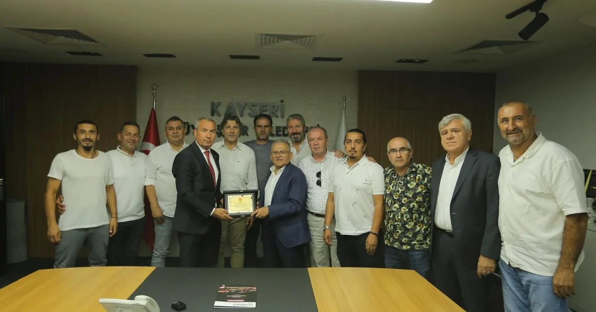 TÜRFAD Kayseri'den Büyükkılıç'a plaket