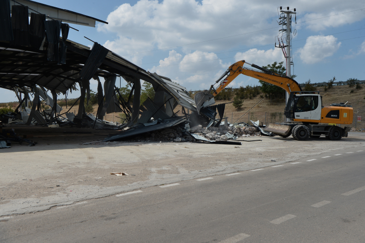 Bursa Osmangazi'de tarım arazisine inşa edilen kaçak depo yıkıldı