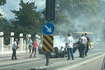 Bursa'da hareket halindeki araç alev aldı