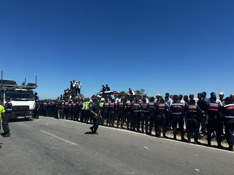 CHP Bursa Milletvekili Orhan Sarıbal eylemde çiftçileri yalnız bırakmadı