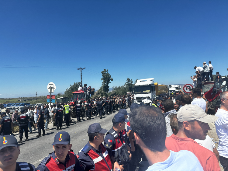 CHP Bursa Milletvekili Orhan Sarıbal eylemde çiftçileri yalnız bırakmadı