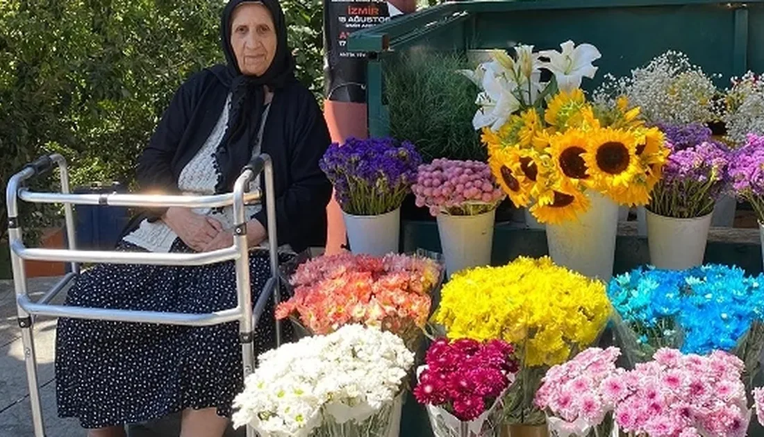 Beyoğlu Gümüşsuyu'ndaki sokak çiçekçilerinin