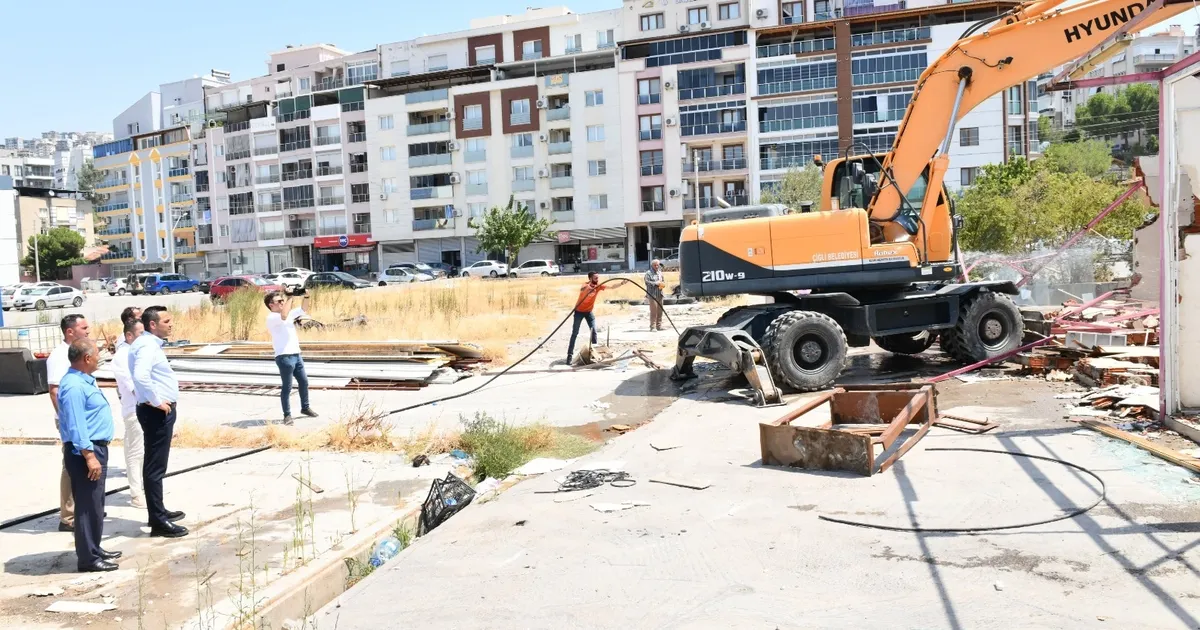 İzmir Çiğli’de kaçak yapının yerine yol ve park