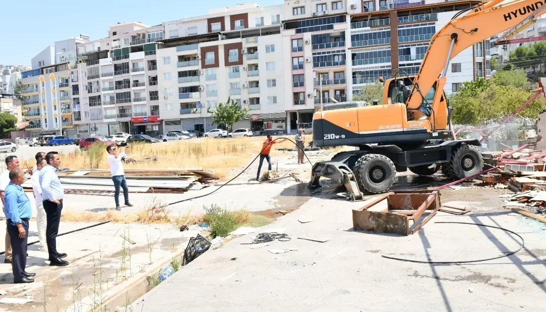 İzmir'de Çiğli Belediyesi ekipleri,