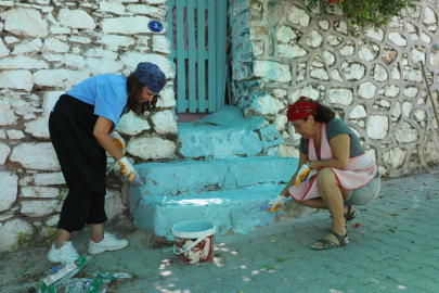 İzmir Güzelbahçe'de kadınlardan imece örneği