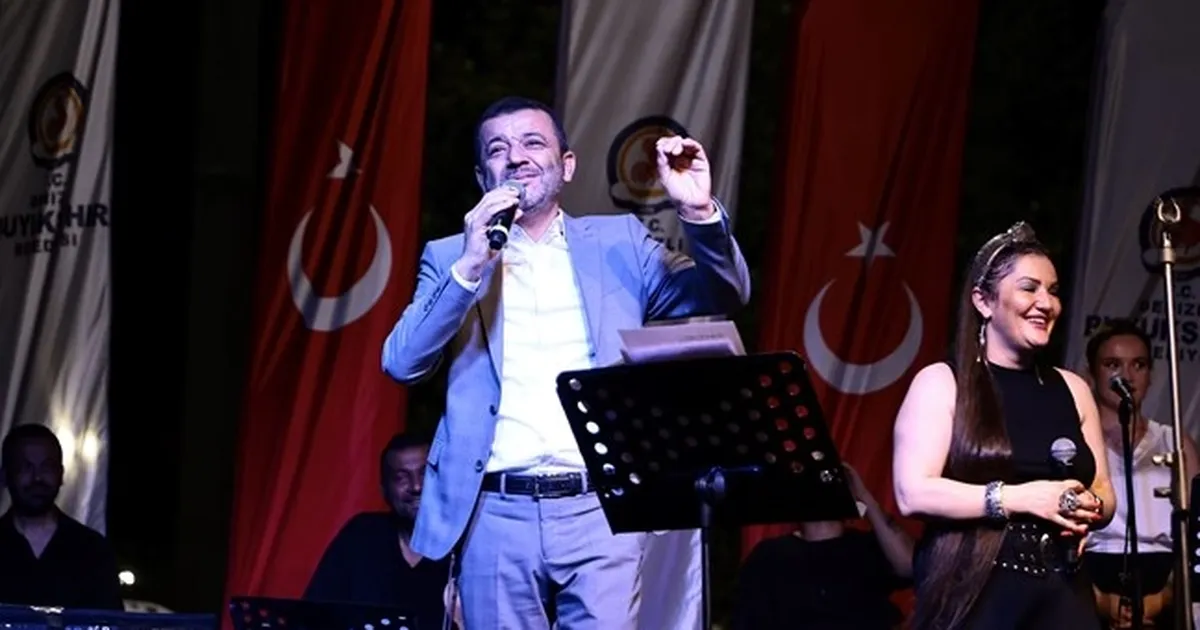 Konserde "Yalandan gülme" göndermesi