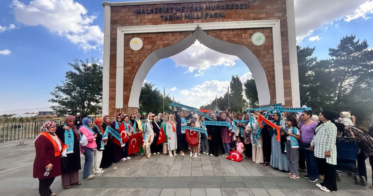 Mardinli  AK Kadınlar Malazgirt'te gövde gösterisinde bulundu 