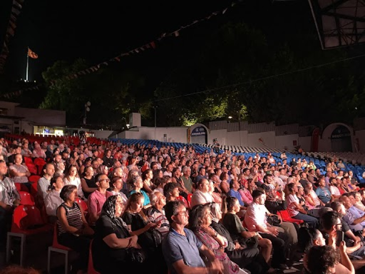 Tunuslu sanatçı Emel Mathlouthi'den Bursa'da muhteşem konser