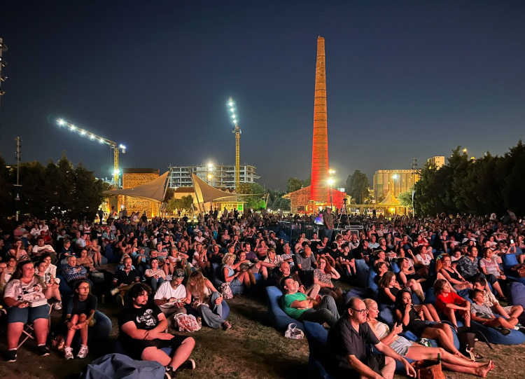 Ünlüler çimde konser verdi