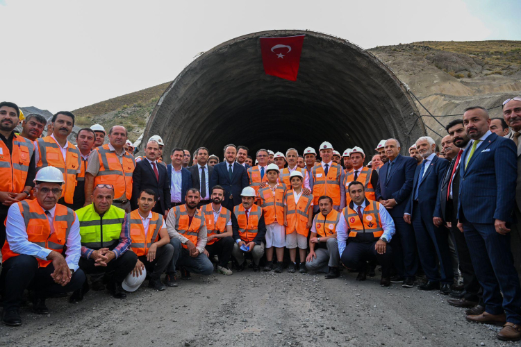 Van -Hakkari yönündeki tüpte sona yaklaşıldı... Virajlar yerini tünele bırakacak