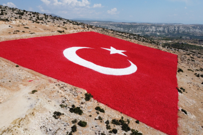 25 kadın usta en büyük Türk Bayrağını Zafer için boyadı