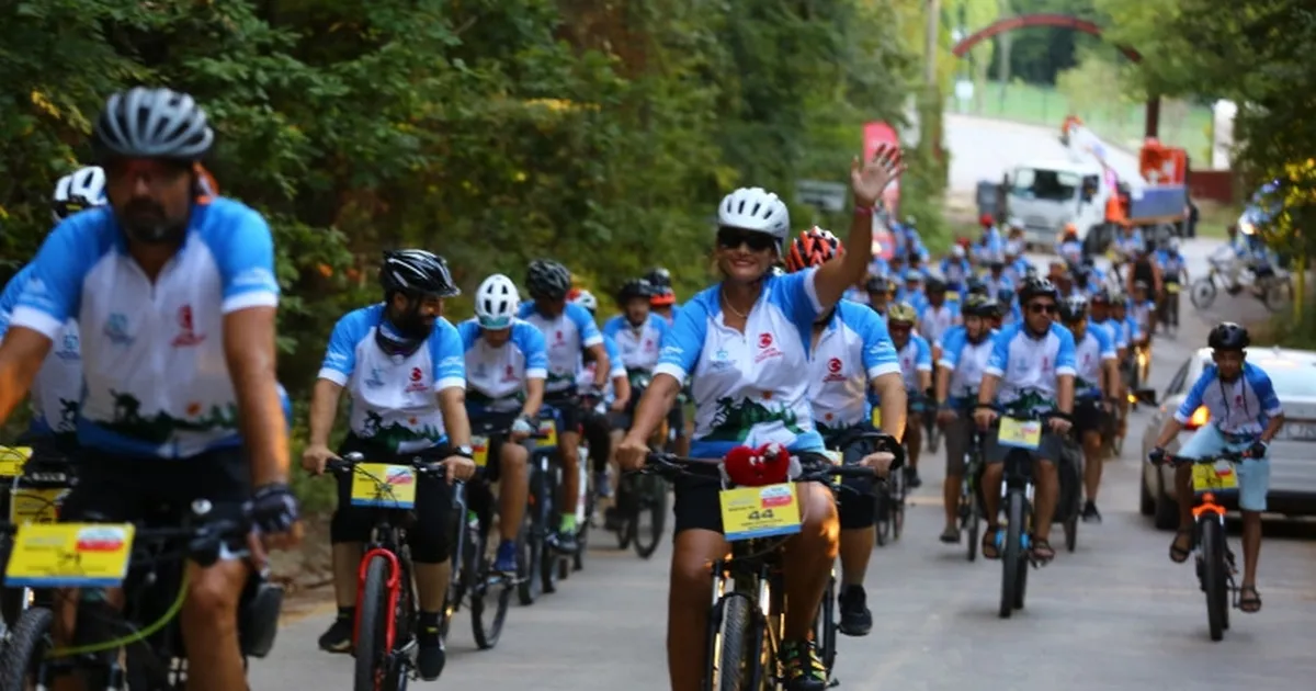 3 ülkeden 350 bisikletçi Kocaeli'de... Pedallar Filistinli çocuklar için