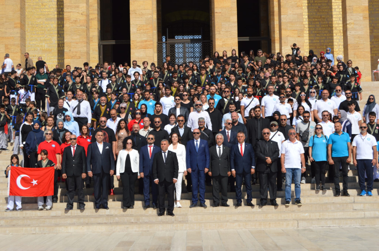 Alpagut Turan Federasyonu Anıtkabir'e çıkartma yaptı