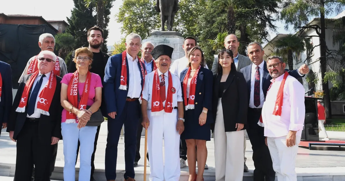 Atatürk’ün Cumhurbaşkanı olarak Bursa’ya gelişinin 100. yılı anısına çelenk sunumu yapıldı