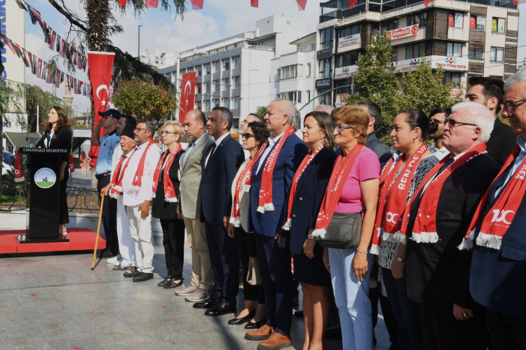 Atatürk’ün Cumhurbaşkanı olarak Bursa’ya gelişinin 100. yılı anısına çelenk sunumu yapıldı