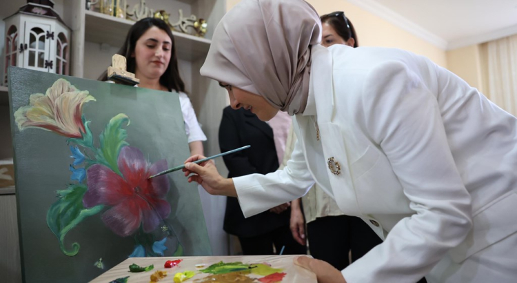 Bakan Göktaş'tan Hakkari'de Aile Destek Merkezi ziyareti