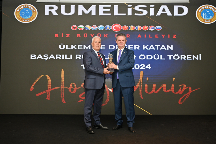 Başkan Bozbey’e RUMELİSİAD’tan ödül