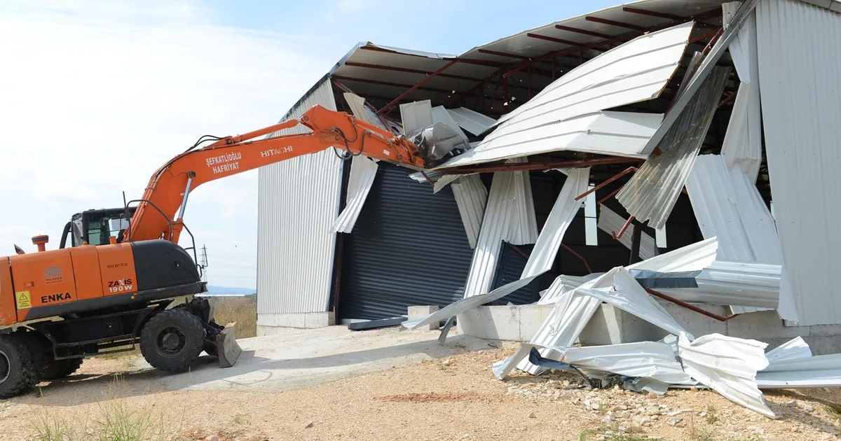 Bursa Nilüfer'in kırsal mahallelerindeki 3 kaçak yapı yıkıldı