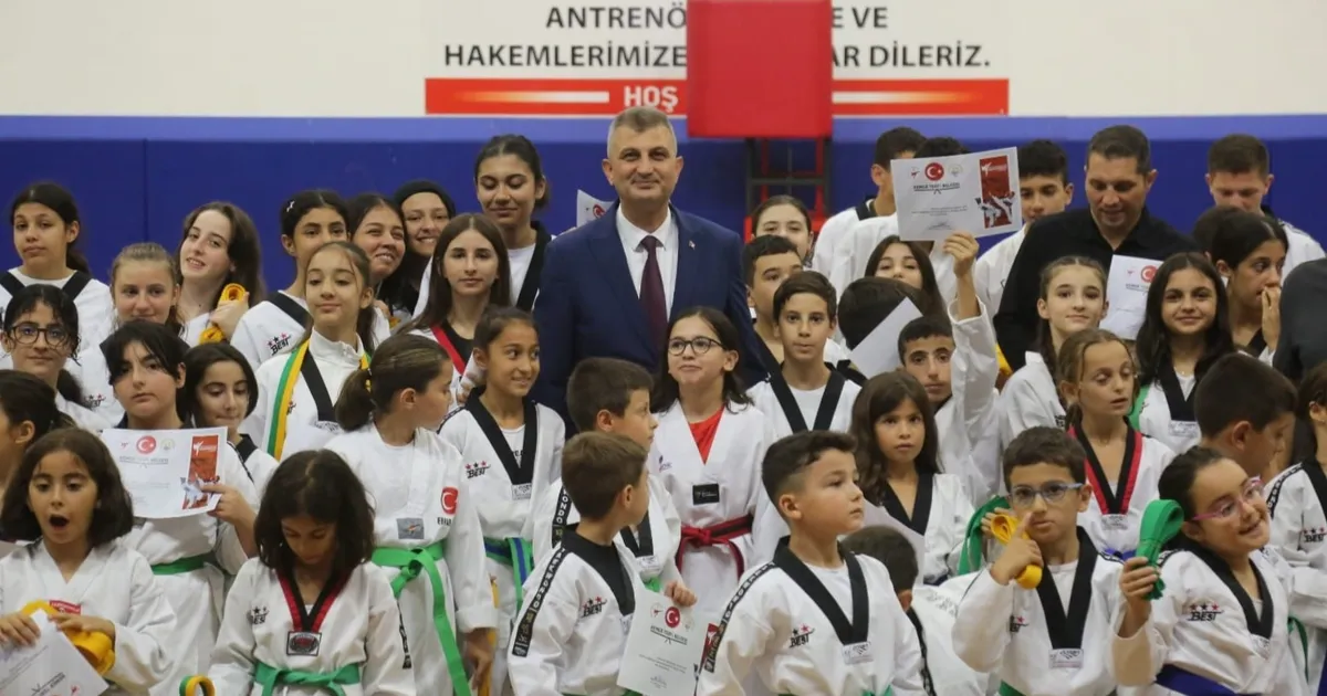 Gölcük Belediyesinde 330 taekwondo sporcusu kuşak atladı