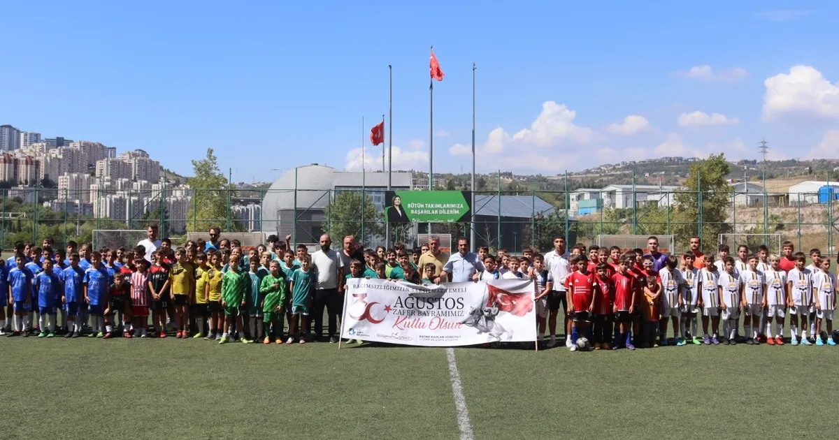 İzmit'te Zafer Bayramı Futbol Turnuvasında minikler sahne aldı