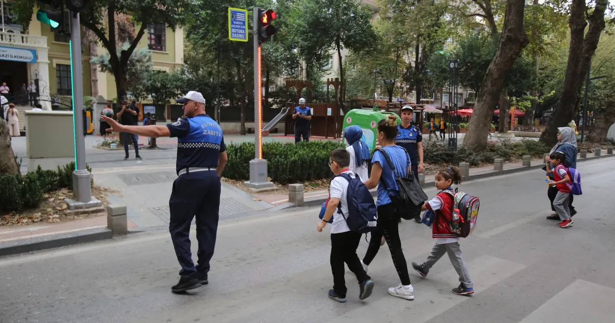 Kocaeli Büyükşehir Zabıtası görevde okul önleri güvende