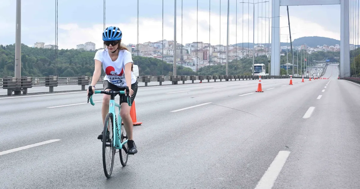 Ünlü oyuncu Avrupa'dan Asya'ya pedal çevirerek geçti