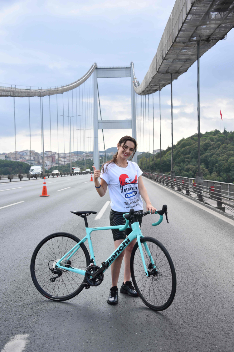 Ünlü oyuncu Avrupa'dan Asya'ya pedal çevirerek geçti