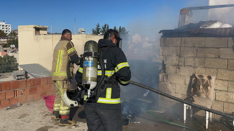 Adıyaman'da çatıya çıkan çocuk yangın çıkardı