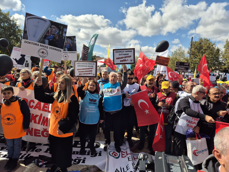 Aile Hekimliği çalışanları yönetmelik taslağının geri çekilmesi için Ankara’da miting düzenledi