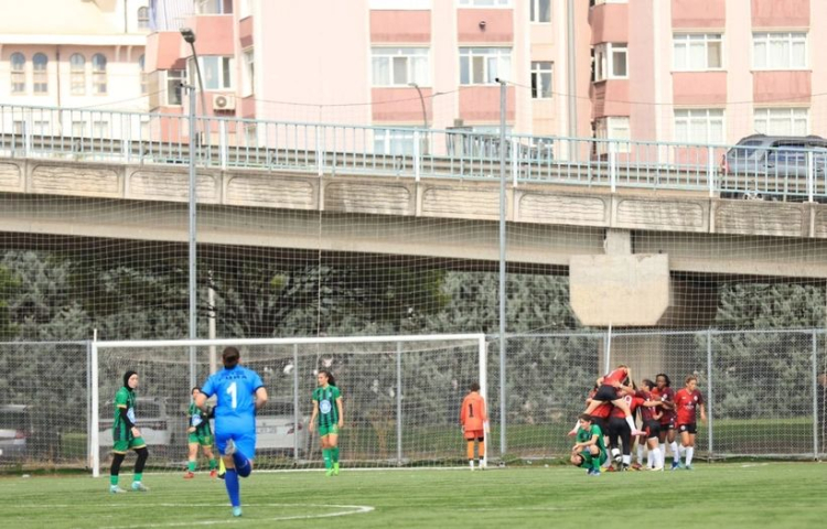 Antalya'daki futbol sahası Çiçek açtı