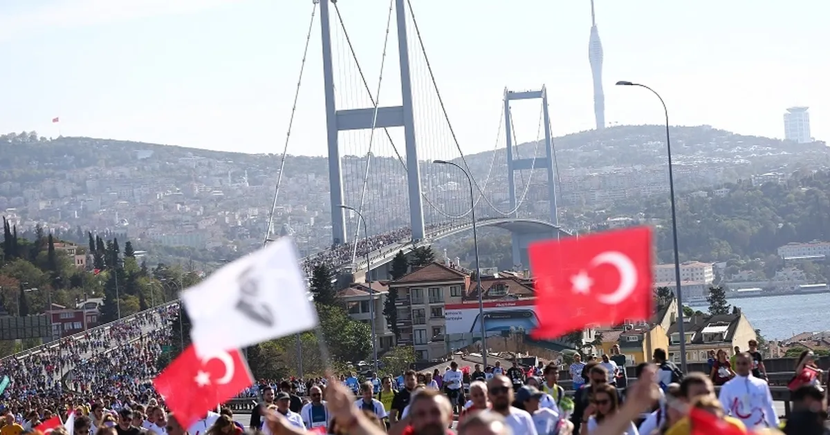 İstanbul'da maratonda koşup, giysi kumbarasına destek olacaklar