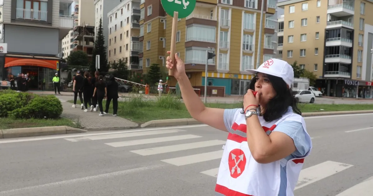 Samsun'da öğrenciler 'okul geçidi görevlisi' ile güvende