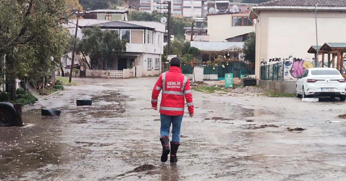 Bursa Gemlik'te sağanak taşkına yol açtı!