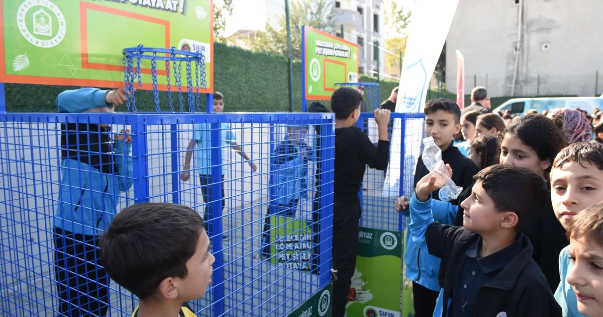 Bursa Yıldırım'da çocuklar şişeleri potaya smaçlıyor