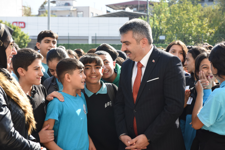 Bursa Yıldırım'da çocuklar şişeleri potaya smaçlıyor